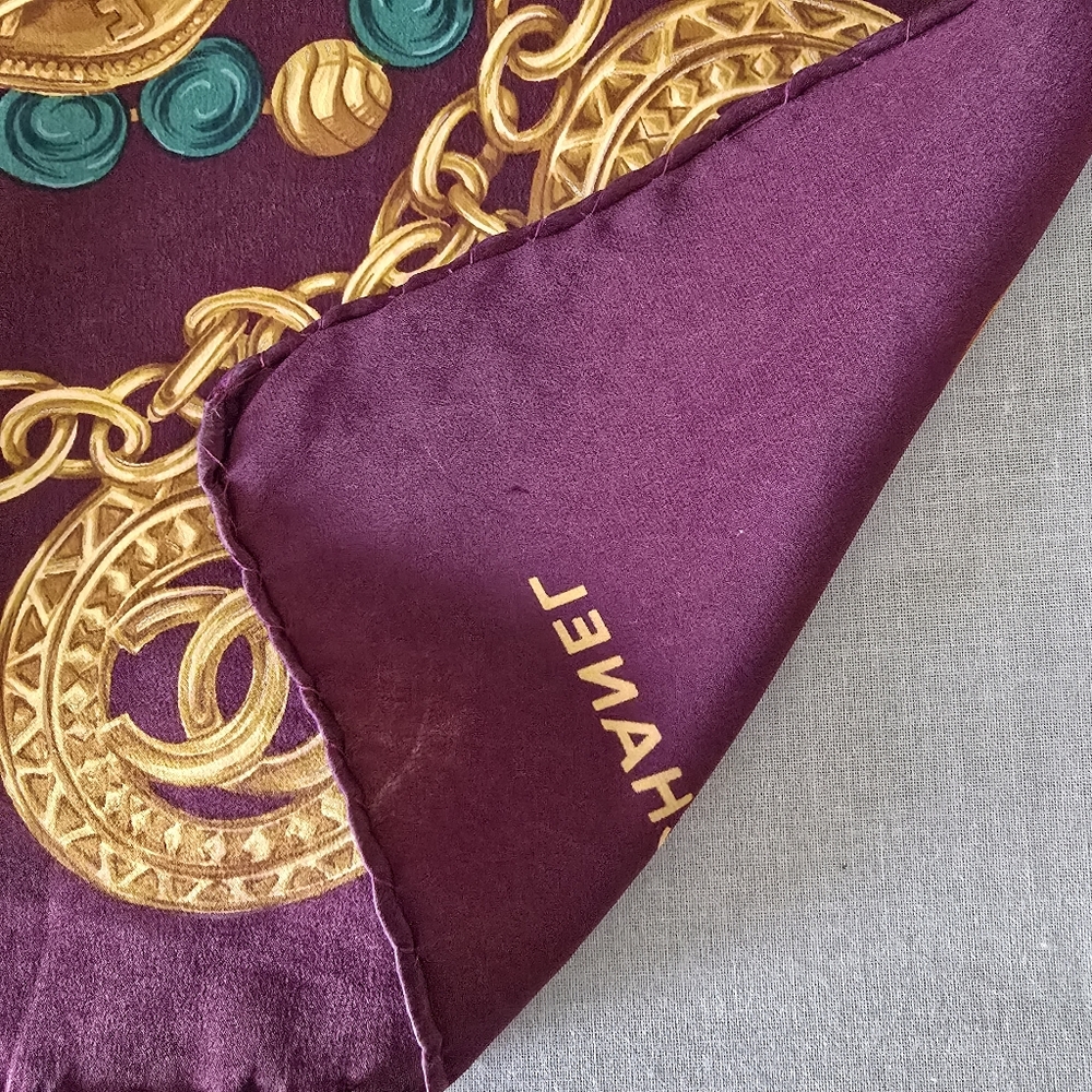 Vintage CHANEL burgundy silk scarf featuring gold chain medallion print motif 34 - Picture 8 of 10